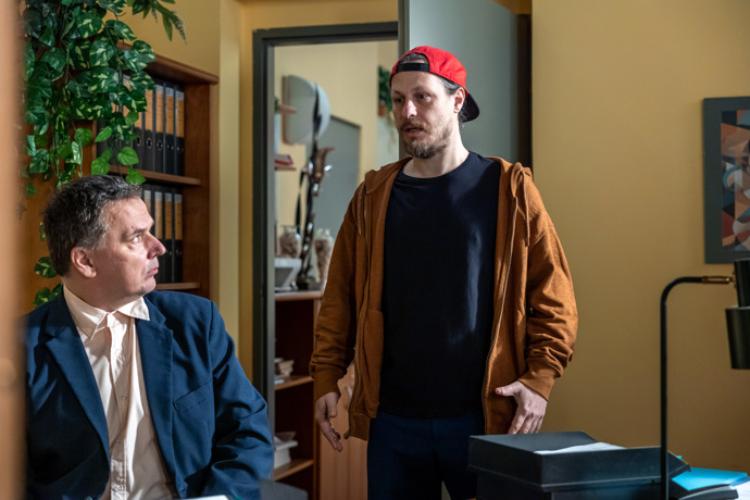 Nekonečný seriál Ulice sleduje dramatické osudy několika spřátelených rodin

