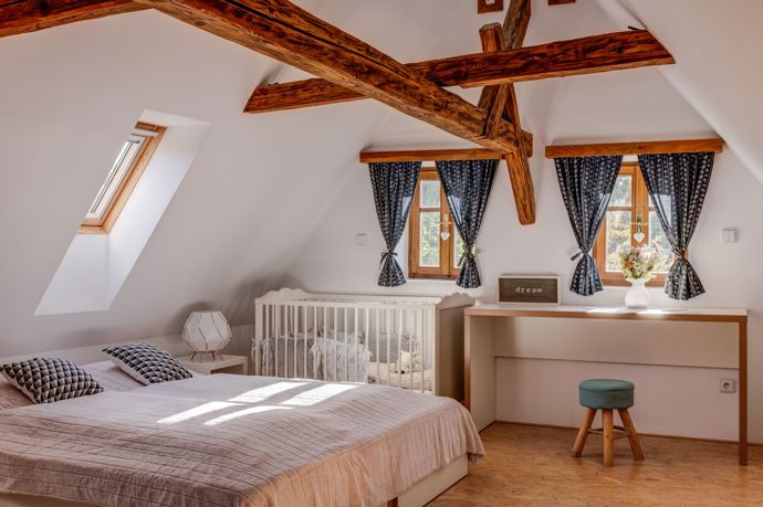 Interiér je promyšlenou kombinací nábytku na míru, který dominuje v podkrovní ložnici, a starších prvků, které dodávají charakter ložnici v prvním patře.
