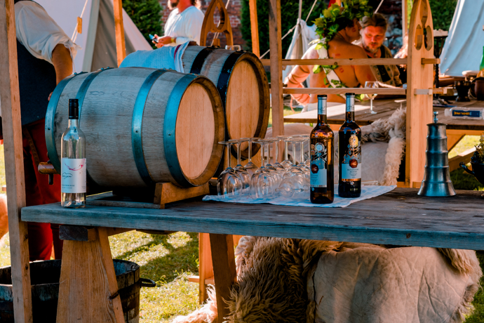 Vinobraní je spjato s festivaly, různými ochutnávkami, hudebními vystoupeními a tradičními řemesly, které dohromady vytvářejí jedinečnou atmosféru oslav sklizně a radosti z vína.
Vinobraní je spjato s festivaly, různými ochutnávkami, hudebními vystoupeními a tradičními řemesly, které dohromady vytvářejí jedinečnou atmosféru oslav sklizně a radosti z vína.