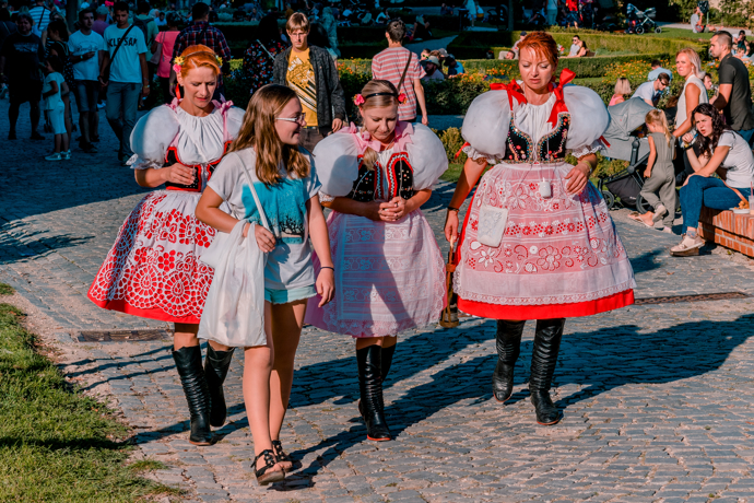 Tradiční kroje jsou nedílnou součástí každého vinobraní.
Tradiční kroje jsou nedílnou součástí každého vinobraní.