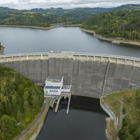 Panoramatický výhled na Vírskou přehradu, který bere dech.
