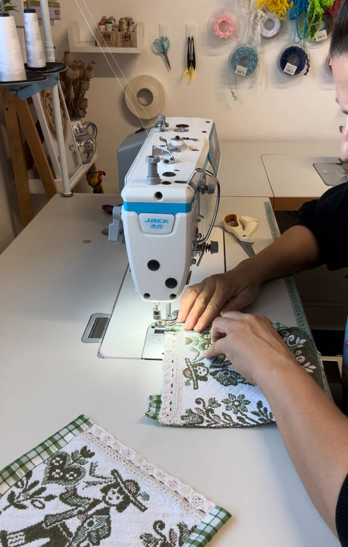 Okrasné lemování kapes krajkou není nutností, ale může sloužit jako inspirace pro ty, kteří mají šikovné ruce a touhu přidat vestě osobitý detail.
Okrasné lemování kapes krajkou není nutností, ale může sloužit jako inspirace pro ty, kteří mají šikovné ruce a touhu přidat vestě osobitý detail.