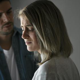 Manžel prosil a odpuštění, omlouval se a přísahal, že se vše změní. Chtěl druhou šanci, věřil, že se poučí a změní. Jeho žena potřebovala chvíli klidu a času, aby se mohla rozhodnout. Nezahodila celý vztah, chtěla si vše promyslet.
