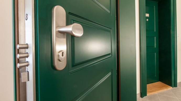 Ztrojené ocelové čepy – detail bezpečnostních dveří SD102
