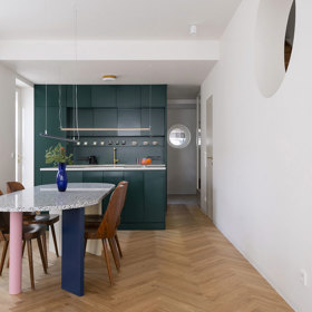Tento dům, skrytý v tiché zástavbě, nabízí dokonalou kombinaci moderního luxusu a kouzla minulosti. Citlivá rekonstrukce oživila ducha poválečné architektury a doplnila ho o moderní prvky – bezbariérový přístup, terasu s kruhovým oknem a rekonstrukci přežila i starobylá hrušeň, která vytváří přirozený stín.
Tento dům, skrytý v tiché zástavbě, nabízí dokonalou kombinaci moderního luxusu a kouzla minulosti. Citlivá rekonstrukce oživila ducha poválečné architektury a doplnila ho o moderní prvky – bezbariérový přístup, terasu s kruhovým oknem a rekonstrukci přežila i starobylá hrušeň, která vytváří přirozený stín.