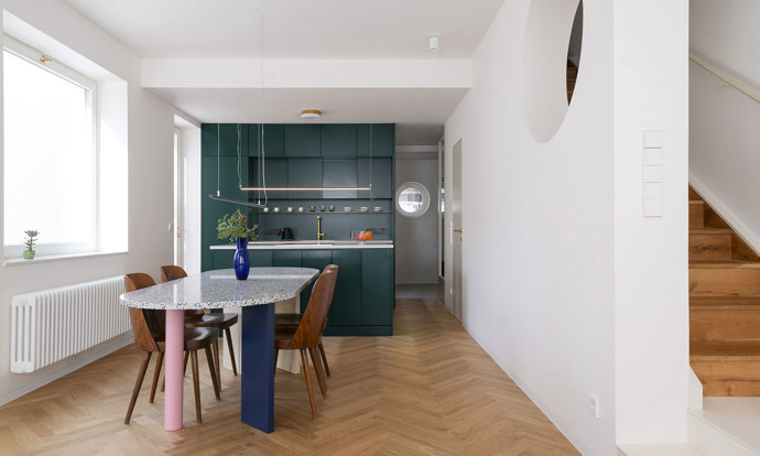 Tento dům, skrytý v tiché zástavbě, nabízí dokonalou kombinaci moderního luxusu a kouzla minulosti. Citlivá rekonstrukce oživila ducha poválečné architektury a doplnila ho o moderní prvky – bezbariérový přístup, terasu s kruhovým oknem a rekonstrukci přežila i starobylá hrušeň, která vytváří přirozený stín. 

