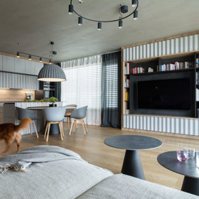 Tento stylový byt v Braníku na ploše 110 m² přináší nejen krásný výhled, ale také důmyslné řešení interiéru. Mladá rodina si zde díky chytrému uspořádání prostoru užívá moderní bydlení, které klade důraz na bezpečnost, praktičnost a pohodlí pro děti. Ať už jde o kuchyňský ostrůvek s integrovaným jídelním stolem, bez ostrých rohů, nebo designový nábytek, tento byt ztělesňuje ideální rodinné bydlení v harmonii s přírodou.
Tento stylový byt v Braníku na ploše 110 m² přináší nejen krásný výhled, ale také důmyslné řešení interiéru. Mladá rodina si zde díky chytrému uspořádání prostoru užívá moderní bydlení, které klade důraz na bezpečnost, praktičnost a pohodlí pro děti. Ať už jde o kuchyňský ostrůvek s integrovaným jídelním stolem, bez ostrých rohů, nebo designový nábytek, tento byt ztělesňuje ideální rodinné bydlení v harmonii s přírodou.