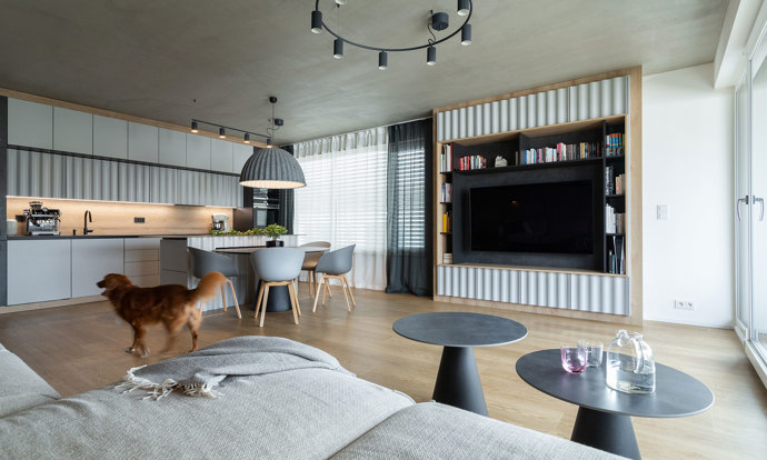 Tento stylový byt v Braníku na ploše 110 m² přináší nejen krásný výhled, ale také důmyslné řešení interiéru. Mladá rodina si zde díky chytrému uspořádání prostoru užívá moderní bydlení, které klade důraz na bezpečnost, praktičnost a pohodlí pro děti. Ať už jde o kuchyňský ostrůvek s integrovaným jídelním stolem, bez ostrých rohů, nebo designový nábytek, tento byt ztělesňuje ideální rodinné bydlení v harmonii s přírodou.
