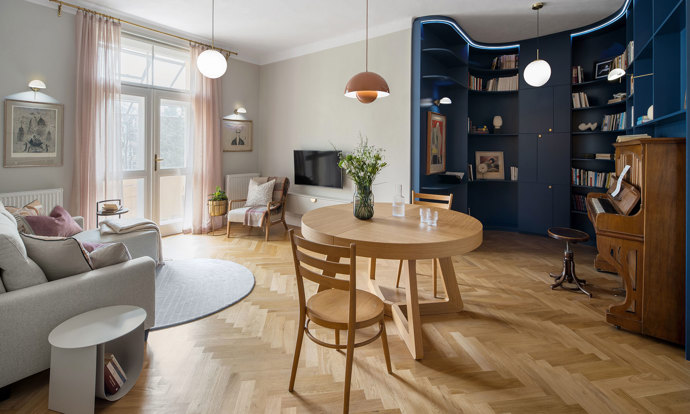 Pod rukama architektů a s vášní majitelky pro umění a anglický design se rodil unikátní prostor plný historických prvků i moderních řešení. Od půlkruhových oken až po mosazné detaily každá část bytu vypráví svůj příběh.
Pod rukama architektů a s vášní majitelky pro umění a anglický design se rodil unikátní prostor plný historických prvků i moderních řešení. Od půlkruhových oken až po mosazné detaily každá část bytu vypráví svůj příběh.