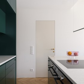 Tento dům, skrytý v tiché zástavbě, nabízí dokonalou kombinaci moderního luxusu a kouzla minulosti. Citlivá rekonstrukce oživila ducha poválečné architektury a doplnila ho o moderní prvky – bezbariérový přístup, terasu s kruhovým oknem a rekonstrukci přežila i starobylá hrušeň, která vytváří přirozený stín.
Tento dům, skrytý v tiché zástavbě, nabízí dokonalou kombinaci moderního luxusu a kouzla minulosti. Citlivá rekonstrukce oživila ducha poválečné architektury a doplnila ho o moderní prvky – bezbariérový přístup, terasu s kruhovým oknem a rekonstrukci přežila i starobylá hrušeň, která vytváří přirozený stín.