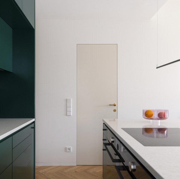 Tento dům, skrytý v tiché zástavbě, nabízí dokonalou kombinaci moderního luxusu a kouzla minulosti. Citlivá rekonstrukce oživila ducha poválečné architektury a doplnila ho o moderní prvky – bezbariérový přístup, terasu s kruhovým oknem a rekonstrukci přežila i starobylá hrušeň, která vytváří přirozený stín. 
