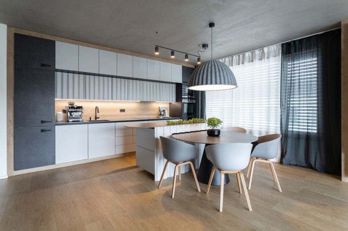 Tento stylový byt v Braníku na ploše 110 m² přináší nejen krásný výhled, ale také důmyslné řešení interiéru. Mladá rodina si zde díky chytrému uspořádání prostoru užívá moderní bydlení, které klade důraz na bezpečnost, praktičnost a pohodlí pro děti. Ať už jde o kuchyňský ostrůvek s integrovaným jídelním stolem, bez ostrých rohů, nebo designový nábytek, tento byt ztělesňuje ideální rodinné bydlení v harmonii s přírodou.
