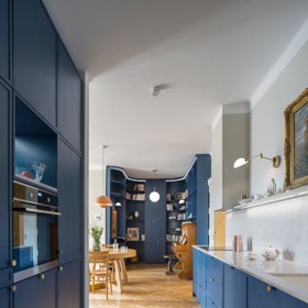 Pod rukama architektů a s vášní majitelky pro umění a anglický design se rodil unikátní prostor plný historických prvků i moderních řešení. Od půlkruhových oken až po mosazné detaily každá část bytu vypráví svůj příběh.
