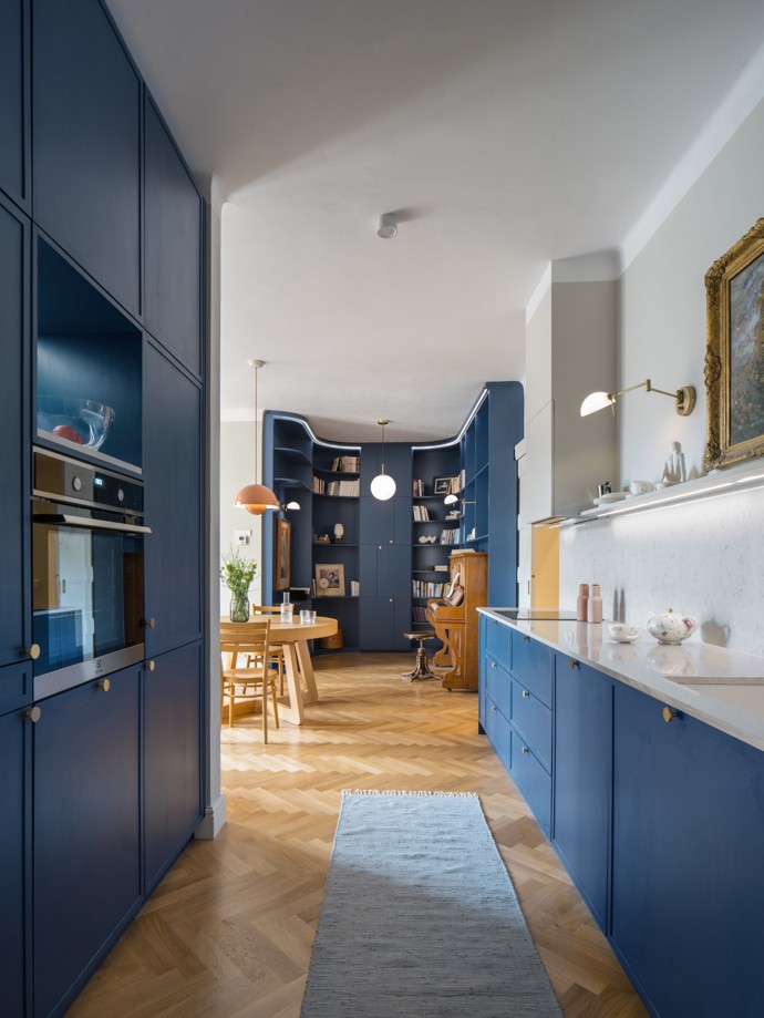 Pod rukama architektů a s vášní majitelky pro umění a anglický design se rodil unikátní prostor plný historických prvků i moderních řešení. Od půlkruhových oken až po mosazné detaily každá část bytu vypráví svůj příběh.
Pod rukama architektů a s vášní majitelky pro umění a anglický design se rodil unikátní prostor plný historických prvků i moderních řešení. Od půlkruhových oken až po mosazné detaily každá část bytu vypráví svůj příběh.