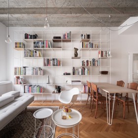 Jak skloubit moderní bydlení s respektem k historii? Tento funkcionalistický byt v pražském Novém Městě prošel kompletní rekonstrukcí, která trvala celých 10 let. Architekt Martin Čeněk čelil výzvě, jak propojit původní prvky s novými designovými kousky a současnými materiály.
Jak skloubit moderní bydlení s respektem k historii? Tento funkcionalistický byt v pražském Novém Městě prošel kompletní rekonstrukcí, která trvala celých 10 let. Architekt Martin Čeněk čelil výzvě, jak propojit původní prvky s novými designovými kousky a současnými materiály.