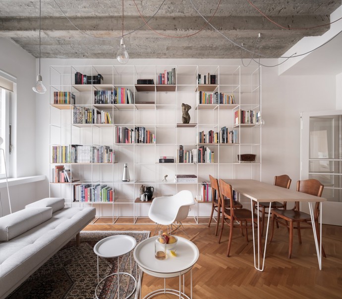 Jak skloubit moderní bydlení s respektem k historii? Tento funkcionalistický byt v pražském Novém Městě prošel kompletní rekonstrukcí, která trvala celých 10 let. Architekt Martin Čeněk čelil výzvě, jak propojit původní prvky s novými designovými kousky a současnými materiály.
Jak skloubit moderní bydlení s respektem k historii? Tento funkcionalistický byt v pražském Novém Městě prošel kompletní rekonstrukcí, která trvala celých 10 let. Architekt Martin Čeněk čelil výzvě, jak propojit původní prvky s novými designovými kousky a současnými materiály.