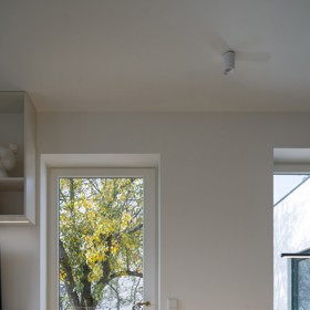 Tento dům, skrytý v tiché zástavbě, nabízí dokonalou kombinaci moderního luxusu a kouzla minulosti. Citlivá rekonstrukce oživila ducha poválečné architektury a doplnila ho o moderní prvky – bezbariérový přístup, terasu s kruhovým oknem a rekonstrukci přežila i starobylá hrušeň, která vytváří přirozený stín.
Tento dům, skrytý v tiché zástavbě, nabízí dokonalou kombinaci moderního luxusu a kouzla minulosti. Citlivá rekonstrukce oživila ducha poválečné architektury a doplnila ho o moderní prvky – bezbariérový přístup, terasu s kruhovým oknem a rekonstrukci přežila i starobylá hrušeň, která vytváří přirozený stín.
