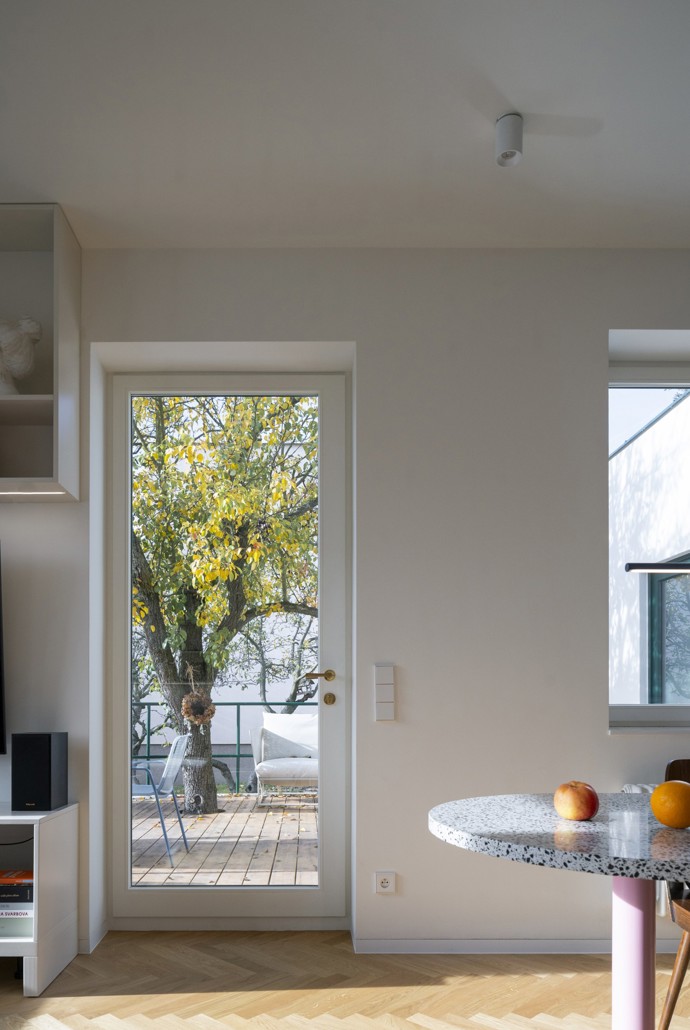 Tento dům, skrytý v tiché zástavbě, nabízí dokonalou kombinaci moderního luxusu a kouzla minulosti. Citlivá rekonstrukce oživila ducha poválečné architektury a doplnila ho o moderní prvky – bezbariérový přístup, terasu s kruhovým oknem a rekonstrukci přežila i starobylá hrušeň, která vytváří přirozený stín. 

