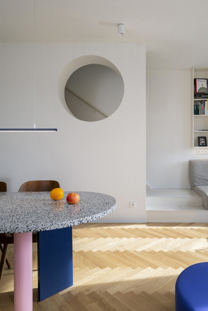 Tento dům, skrytý v tiché zástavbě, nabízí dokonalou kombinaci moderního luxusu a kouzla minulosti. Citlivá rekonstrukce oživila ducha poválečné architektury a doplnila ho o moderní prvky – bezbariérový přístup, terasu s kruhovým oknem a rekonstrukci přežila i starobylá hrušeň, která vytváří přirozený stín. 
