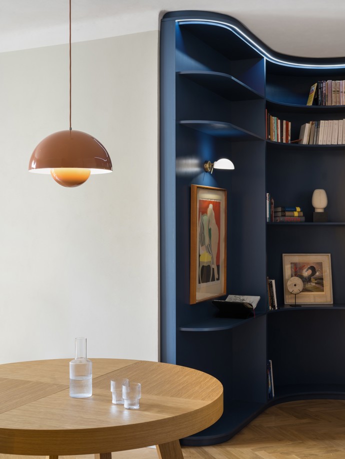 Pod rukama architektů a s vášní majitelky pro umění a anglický design se rodil unikátní prostor plný historických prvků i moderních řešení. Od půlkruhových oken až po mosazné detaily každá část bytu vypráví svůj příběh.
Pod rukama architektů a s vášní majitelky pro umění a anglický design se rodil unikátní prostor plný historických prvků i moderních řešení. Od půlkruhových oken až po mosazné detaily každá část bytu vypráví svůj příběh.