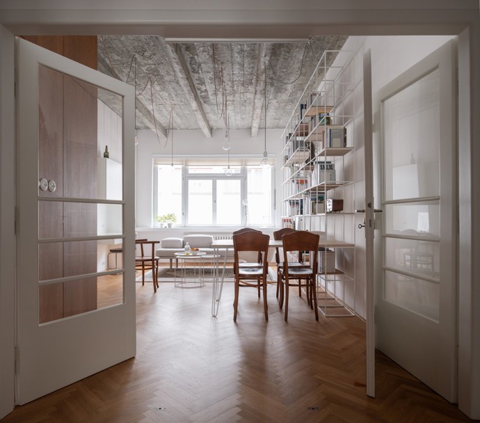 Jak skloubit moderní bydlení s respektem k historii? Tento funkcionalistický byt v pražském Novém Městě prošel kompletní rekonstrukcí, která trvala celých 10 let. Architekt Martin Čeněk čelil výzvě, jak propojit původní prvky s novými designovými kousky a současnými materiály.
Jak skloubit moderní bydlení s respektem k historii? Tento funkcionalistický byt v pražském Novém Městě prošel kompletní rekonstrukcí, která trvala celých 10 let. Architekt Martin Čeněk čelil výzvě, jak propojit původní prvky s novými designovými kousky a současnými materiály.