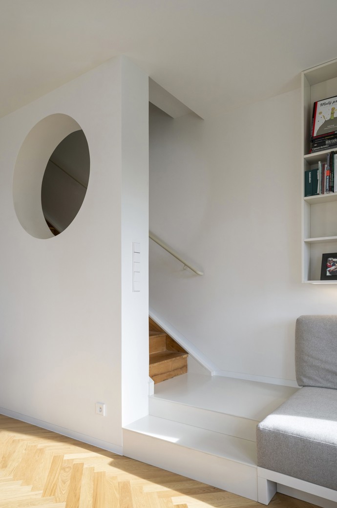 Tento dům, skrytý v tiché zástavbě, nabízí dokonalou kombinaci moderního luxusu a kouzla minulosti. Citlivá rekonstrukce oživila ducha poválečné architektury a doplnila ho o moderní prvky – bezbariérový přístup, terasu s kruhovým oknem a rekonstrukci přežila i starobylá hrušeň, která vytváří přirozený stín. 

