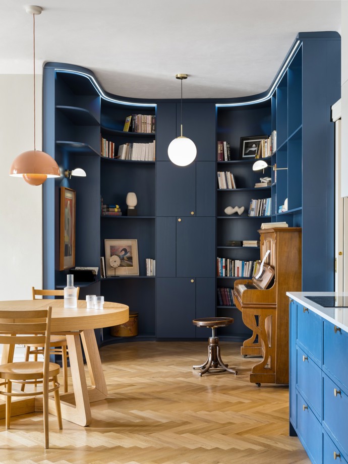 Pod rukama architektů a s vášní majitelky pro umění a anglický design se rodil unikátní prostor plný historických prvků i moderních řešení. Od půlkruhových oken až po mosazné detaily každá část bytu vypráví svůj příběh.
Pod rukama architektů a s vášní majitelky pro umění a anglický design se rodil unikátní prostor plný historických prvků i moderních řešení. Od půlkruhových oken až po mosazné detaily každá část bytu vypráví svůj příběh.