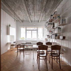 Jak skloubit moderní bydlení s respektem k historii? Tento funkcionalistický byt v pražském Novém Městě prošel kompletní rekonstrukcí, která trvala celých 10 let. Architekt Martin Čeněk čelil výzvě, jak propojit původní prvky s novými designovými kousky a současnými materiály.
Jak skloubit moderní bydlení s respektem k historii? Tento funkcionalistický byt v pražském Novém Městě prošel kompletní rekonstrukcí, která trvala celých 10 let. Architekt Martin Čeněk čelil výzvě, jak propojit původní prvky s novými designovými kousky a současnými materiály.