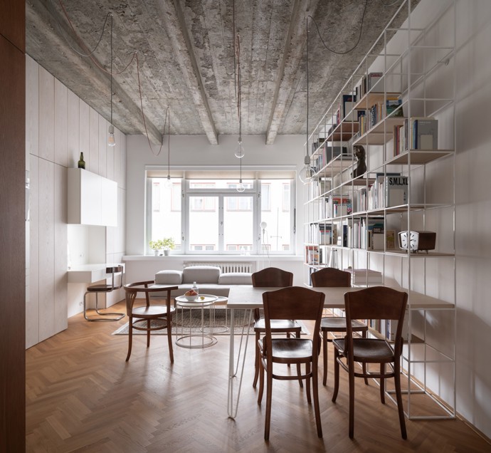 Jak skloubit moderní bydlení s respektem k historii? Tento funkcionalistický byt v pražském Novém Městě prošel kompletní rekonstrukcí, která trvala celých 10 let. Architekt Martin Čeněk čelil výzvě, jak propojit původní prvky s novými designovými kousky a současnými materiály.
Jak skloubit moderní bydlení s respektem k historii? Tento funkcionalistický byt v pražském Novém Městě prošel kompletní rekonstrukcí, která trvala celých 10 let. Architekt Martin Čeněk čelil výzvě, jak propojit původní prvky s novými designovými kousky a současnými materiály.