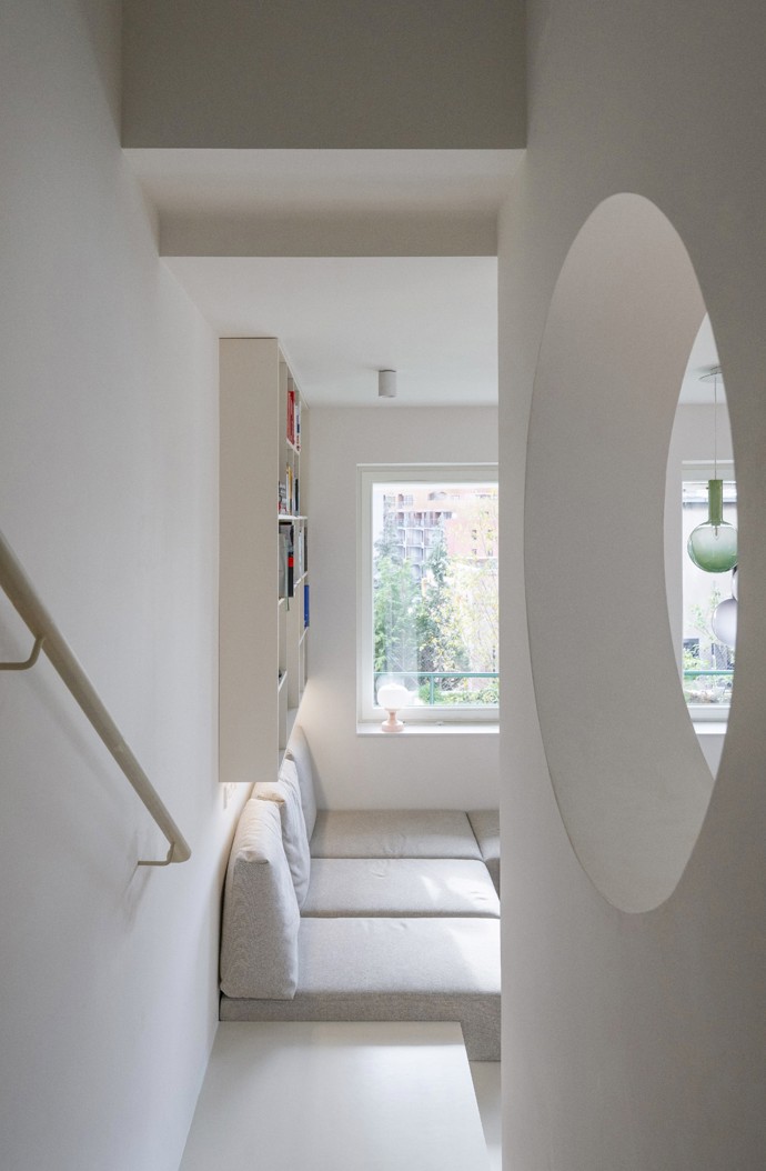 Tento dům, skrytý v tiché zástavbě, nabízí dokonalou kombinaci moderního luxusu a kouzla minulosti. Citlivá rekonstrukce oživila ducha poválečné architektury a doplnila ho o moderní prvky – bezbariérový přístup, terasu s kruhovým oknem a rekonstrukci přežila i starobylá hrušeň, která vytváří přirozený stín. 
