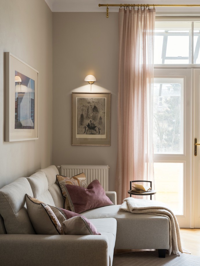 Pod rukama architektů a s vášní majitelky pro umění a anglický design se rodil unikátní prostor plný historických prvků i moderních řešení. Od půlkruhových oken až po mosazné detaily každá část bytu vypráví svůj příběh.
Pod rukama architektů a s vášní majitelky pro umění a anglický design se rodil unikátní prostor plný historických prvků i moderních řešení. Od půlkruhových oken až po mosazné detaily každá část bytu vypráví svůj příběh.