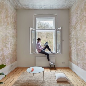 Historická zástavba v Karlových Varech skrývá překvapení – kompletně zrekonstruovaný byt, který kombinuje původní architektonické detaily s moderním designem. Architektky ze studia Plus One Architects zachovaly původní dřevěné podlahy a odkryly historickou výmalbu, která dodává prostoru osobitý charakter. Každá místnost má svůj jedinečný výraz díky citlivému propojení minulosti a současnosti.
