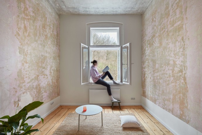 Historická zástavba v Karlových Varech skrývá překvapení – kompletně zrekonstruovaný byt, který kombinuje původní architektonické detaily s moderním designem. Architektky ze studia Plus One Architects zachovaly původní dřevěné podlahy a odkryly historickou výmalbu, která dodává prostoru osobitý charakter. Každá místnost má svůj jedinečný výraz díky citlivému propojení minulosti a současnosti.

