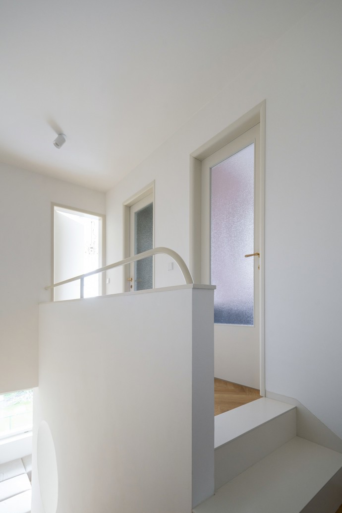 Tento dům, skrytý v tiché zástavbě, nabízí dokonalou kombinaci moderního luxusu a kouzla minulosti. Citlivá rekonstrukce oživila ducha poválečné architektury a doplnila ho o moderní prvky – bezbariérový přístup, terasu s kruhovým oknem a rekonstrukci přežila i starobylá hrušeň, která vytváří přirozený stín. 
