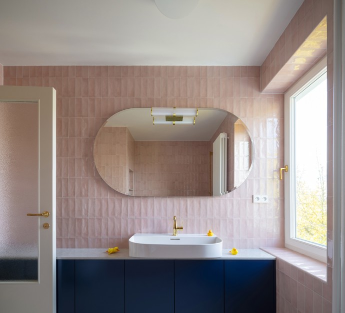 Tento dům, skrytý v tiché zástavbě, nabízí dokonalou kombinaci moderního luxusu a kouzla minulosti. Citlivá rekonstrukce oživila ducha poválečné architektury a doplnila ho o moderní prvky – bezbariérový přístup, terasu s kruhovým oknem a rekonstrukci přežila i starobylá hrušeň, která vytváří přirozený stín. 
