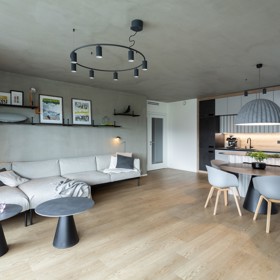 Tento stylový byt v Braníku na ploše 110 m² přináší nejen krásný výhled, ale také důmyslné řešení interiéru. Mladá rodina si zde díky chytrému uspořádání prostoru užívá moderní bydlení, které klade důraz na bezpečnost, praktičnost a pohodlí pro děti. Ať už jde o kuchyňský ostrůvek s integrovaným jídelním stolem, bez ostrých rohů, nebo designový nábytek, tento byt ztělesňuje ideální rodinné bydlení v harmonii s přírodou.
Tento stylový byt v Braníku na ploše 110 m² přináší nejen krásný výhled, ale také důmyslné řešení interiéru. Mladá rodina si zde díky chytrému uspořádání prostoru užívá moderní bydlení, které klade důraz na bezpečnost, praktičnost a pohodlí pro děti. Ať už jde o kuchyňský ostrůvek s integrovaným jídelním stolem, bez ostrých rohů, nebo designový nábytek, tento byt ztělesňuje ideální rodinné bydlení v harmonii s přírodou.