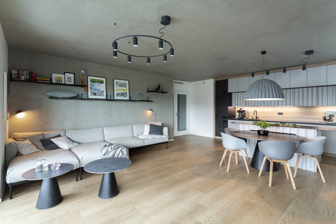 Tento stylový byt v Braníku na ploše 110 m² přináší nejen krásný výhled, ale také důmyslné řešení interiéru. Mladá rodina si zde díky chytrému uspořádání prostoru užívá moderní bydlení, které klade důraz na bezpečnost, praktičnost a pohodlí pro děti. Ať už jde o kuchyňský ostrůvek s integrovaným jídelním stolem, bez ostrých rohů, nebo designový nábytek, tento byt ztělesňuje ideální rodinné bydlení v harmonii s přírodou.
