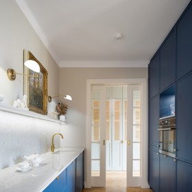 Pod rukama architektů a s vášní majitelky pro umění a anglický design se rodil unikátní prostor plný historických prvků i moderních řešení. Od půlkruhových oken až po mosazné detaily každá část bytu vypráví svůj příběh.
