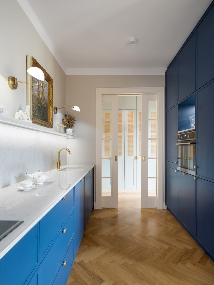 Pod rukama architektů a s vášní majitelky pro umění a anglický design se rodil unikátní prostor plný historických prvků i moderních řešení. Od půlkruhových oken až po mosazné detaily každá část bytu vypráví svůj příběh.
Pod rukama architektů a s vášní majitelky pro umění a anglický design se rodil unikátní prostor plný historických prvků i moderních řešení. Od půlkruhových oken až po mosazné detaily každá část bytu vypráví svůj příběh.