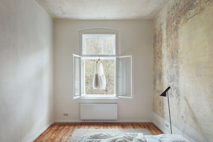 Historická zástavba v Karlových Varech skrývá překvapení – kompletně zrekonstruovaný byt, který kombinuje původní architektonické detaily s moderním designem. Architektky ze studia Plus One Architects zachovaly původní dřevěné podlahy a odkryly historickou výmalbu, která dodává prostoru osobitý charakter. Každá místnost má svůj jedinečný výraz díky citlivému propojení minulosti a současnosti.
