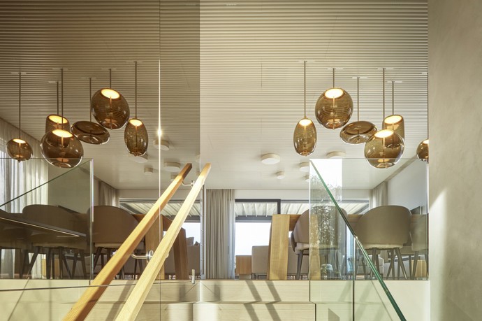 Pražský penthouse navržený Atelierem Kunc nabízí nejen komfort prostorného bydlení, ale také ohromující výhledy na metropoli. S důrazem na kvalitní materiály, současný design a špičkový komfort je toto bydlení ztělesněním luxusu. Přijďte se podívat na fascinující interiér, který vás vtáhne do světa moderního bydlení.
Pražský penthouse navržený Atelierem Kunc nabízí nejen komfort prostorného bydlení, ale také ohromující výhledy na metropoli. S důrazem na kvalitní materiály, současný design a špičkový komfort je toto bydlení ztělesněním luxusu. Přijďte se podívat na fascinující interiér, který vás vtáhne do světa moderního bydlení.