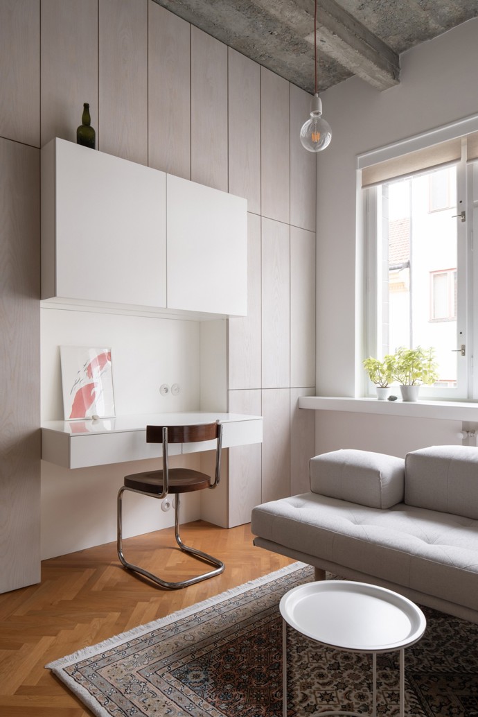 Jak skloubit moderní bydlení s respektem k historii? Tento funkcionalistický byt v pražském Novém Městě prošel kompletní rekonstrukcí, která trvala celých 10 let. Architekt Martin Čeněk čelil výzvě, jak propojit původní prvky s novými designovými kousky a současnými materiály.
Jak skloubit moderní bydlení s respektem k historii? Tento funkcionalistický byt v pražském Novém Městě prošel kompletní rekonstrukcí, která trvala celých 10 let. Architekt Martin Čeněk čelil výzvě, jak propojit původní prvky s novými designovými kousky a současnými materiály.