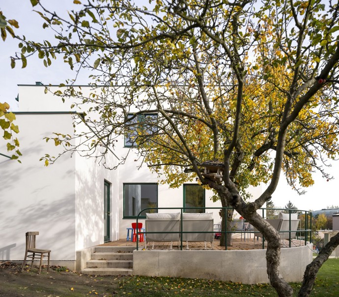 Tento dům, skrytý v tiché zástavbě, nabízí dokonalou kombinaci moderního luxusu a kouzla minulosti. Citlivá rekonstrukce oživila ducha poválečné architektury a doplnila ho o moderní prvky – bezbariérový přístup, terasu s kruhovým oknem a rekonstrukci přežila i starobylá hrušeň, která vytváří přirozený stín. 
