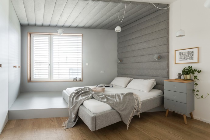 Tento stylový byt v Braníku na ploše 110 m² přináší nejen krásný výhled, ale také důmyslné řešení interiéru. Mladá rodina si zde díky chytrému uspořádání prostoru užívá moderní bydlení, které klade důraz na bezpečnost, praktičnost a pohodlí pro děti. Ať už jde o kuchyňský ostrůvek s integrovaným jídelním stolem, bez ostrých rohů, nebo designový nábytek, tento byt ztělesňuje ideální rodinné bydlení v harmonii s přírodou.
