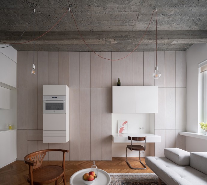 Jak skloubit moderní bydlení s respektem k historii? Tento funkcionalistický byt v pražském Novém Městě prošel kompletní rekonstrukcí, která trvala celých 10 let. Architekt Martin Čeněk čelil výzvě, jak propojit původní prvky s novými designovými kousky a současnými materiály.
Jak skloubit moderní bydlení s respektem k historii? Tento funkcionalistický byt v pražském Novém Městě prošel kompletní rekonstrukcí, která trvala celých 10 let. Architekt Martin Čeněk čelil výzvě, jak propojit původní prvky s novými designovými kousky a současnými materiály.