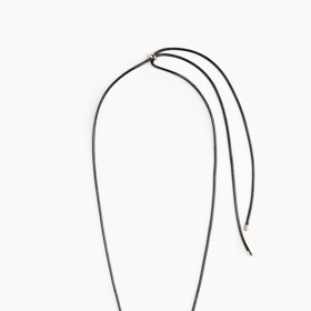 Šňůrkový náhrdelník s přívěskem, H&M, 359 Kč
