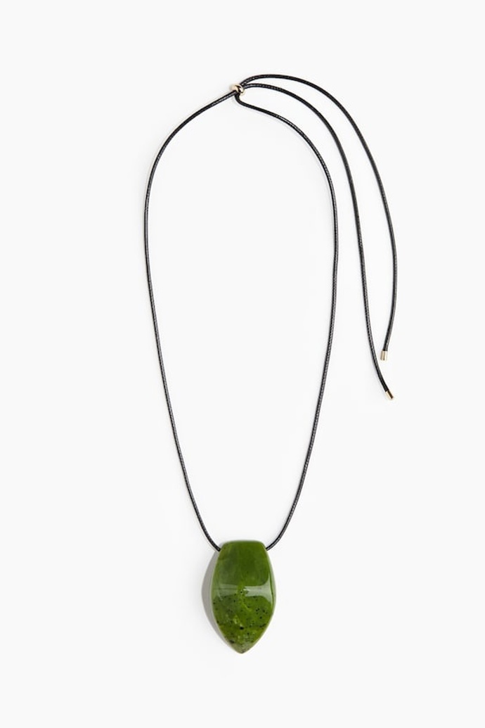 Šňůrkový náhrdelník s přívěskem, H&M, 359 Kč
Šňůrkový náhrdelník s přívěskem, H&M, 359 Kč