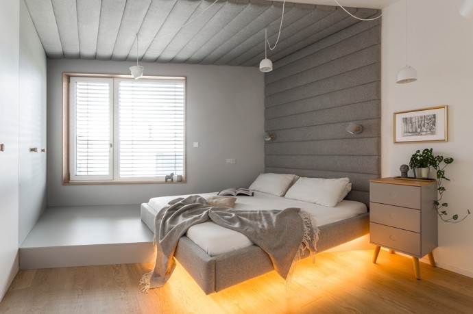 Tento stylový byt v Braníku na ploše 110 m² přináší nejen krásný výhled, ale také důmyslné řešení interiéru. Mladá rodina si zde díky chytrému uspořádání prostoru užívá moderní bydlení, které klade důraz na bezpečnost, praktičnost a pohodlí pro děti. Ať už jde o kuchyňský ostrůvek s integrovaným jídelním stolem, bez ostrých rohů, nebo designový nábytek, tento byt ztělesňuje ideální rodinné bydlení v harmonii s přírodou.
