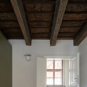 Architektka Tereza Scheibová se pustila do náročné rekonstrukce paláce, který nesl stopy historických kompromisů. Díky pečlivé spolupráci s památkáři se po letech podařilo vytvořit prostor, kde se moderní architektura harmonicky prolíná s barokním dědictvím.
