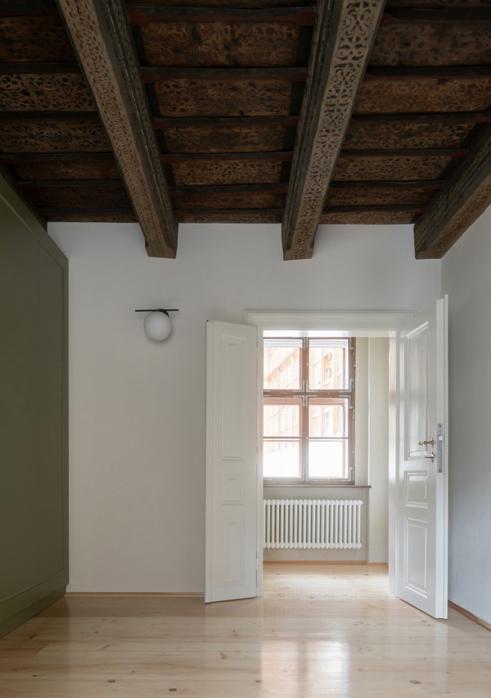 Architektka Tereza Scheibová se pustila do náročné rekonstrukce paláce, který nesl stopy historických kompromisů. Díky pečlivé spolupráci s památkáři se po letech podařilo vytvořit prostor, kde se moderní architektura harmonicky prolíná s barokním dědictvím.
Architektka Tereza Scheibová se pustila do náročné rekonstrukce paláce, který nesl stopy historických kompromisů. Díky pečlivé spolupráci s památkáři se po letech podařilo vytvořit prostor, kde se moderní architektura harmonicky prolíná s barokním dědictvím.